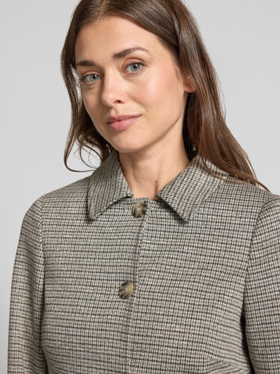 Frauenmodel trägt Slim Fit Blazer mit Pattentaschen von MORE & MORE, Material-Mix mit Viskose-Anteil, Nahaufnahme Oberkörper