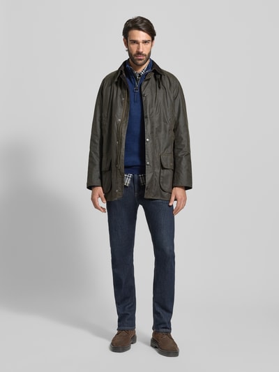 Mannelijk model draagt Regular Fit Troyer uit puur katoen model 'HALF ZIP' van Barbour, effen look, schipperskraag, knitwear, lange mouw, labelstitching detail, ritssluiting, geribde mouw- en rompzoom, voorkant volledig zichtbaar, ganzekörperaanzicht van voren.