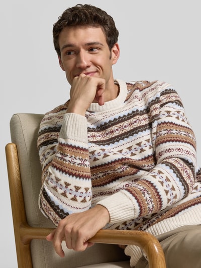 Männermodel trägt Slim Fit Strickpullover aus Baumwoll-Mix mit Rundhalsausschnitt von MCNEAL, gemustert in Beige, Braun und Weiß, Nahaufnahme Oberkörper. Herren Strickpullover, gerippte Abschlüsse, langärmelig, Rückenlänge 71 cm, Ärmellänge 65 cm.