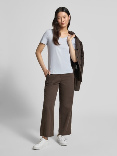Frauenmodel trägt Regular Fit T-Shirt aus reiner Baumwolle von Tom Tailor, Optik: Unifarben, V-Ausschnitt, Kurzarm, Flammgarn, Ganzkörperansicht von vorne.
