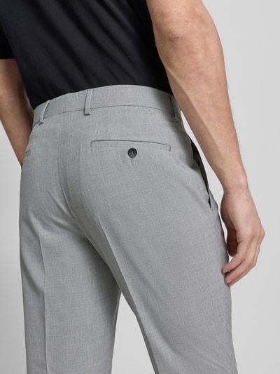 Männermodel trägt Slim Fit Anzughose mit Hahnentritt-Muster Modell 's.O ULTIMATE' von s.Oliver BLACK LABEL, Viskose-Mix, Nahaufnahme Rückansicht.