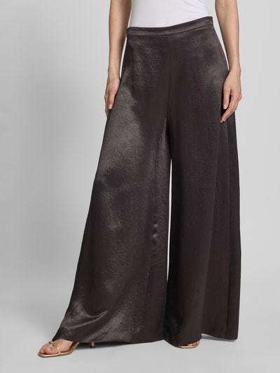Frauenmodel trägt Regular Fit Weite HOSE mit Nahtreißverschluss Modell 'TORCAIN' von BOSS, Optik: Unifarben, Materialverarbeitung: Twill, Ganzkörperansicht von vorne.