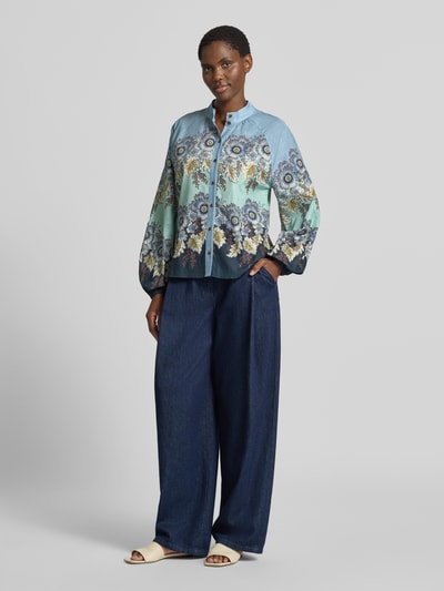 Vrouwenmodel draagt Relaxed Fit Bluse aus reiner Baumwolle van Rich & Royal met bloemen all-over print, puur katoen, opstaande kraag, met lange mouwen, knoopsluiting, ruglengte maat 36: 59 cm, mouwlengte maat 36: 66 cm, geheel lichaamsaanzicht van voren.