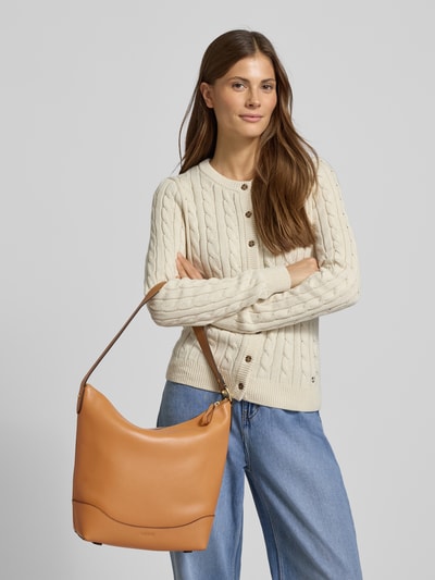 Kobiece model prezentuje Lederhandtasche mit Ziernaht od Lauren Ralph Lauren ze skóry bydlęcej, ozdobny szew, uchwyt, główna przegroda z zamkiem błyskawicznym, rozmiar: 32 cm szerokości, 30 cm długości, 13 cm głębokości, pasek na ramię 58 cm, widok całej sylwetki z przodu.