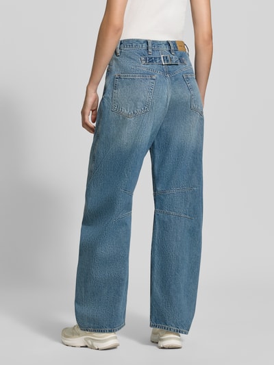 Frauenmodel trägt Wide Fit Jeans aus reiner Baumwolle Modell 'Sahar' von Samsøe Samsøe in Blau mit 5-Pocket-Design, Ganzkörperansicht Rückansicht.