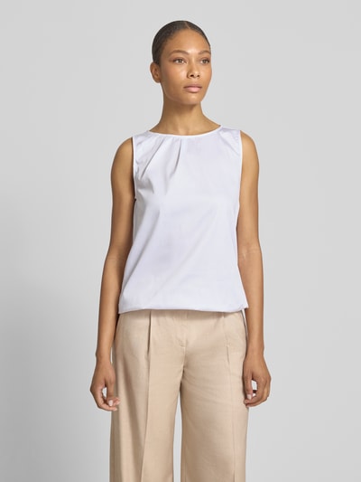 Frauenmodel trägt Relaxed Fit Blusentop aus Baumwoll-Mix von s.Oliver BLACK LABEL, unifarbe, U-Boot-Ausschnitt, Nahaufnahme Oberkörper.