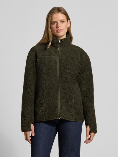 Modelka kobieca ma na sobie ciemnozieloną Relaxed Fit Teddyjacke mit Stehkragen Modell 'SAIDA' od PIECES, tekstura pluszowa, damska kurtka z materiału teddy, widok całego ciała z przodu, kontekst: damska Teddy- / Webpelzjacke od PIECES.
