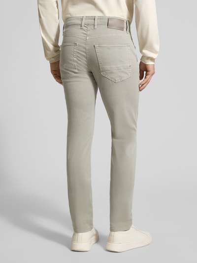 Męski model nosi Hose mit Eingrifftaschen Modell 'Arne Pipe' od MAC, bawełna z domieszką stretchu, krój slim fit, widok całej sylwetki z tyłu.