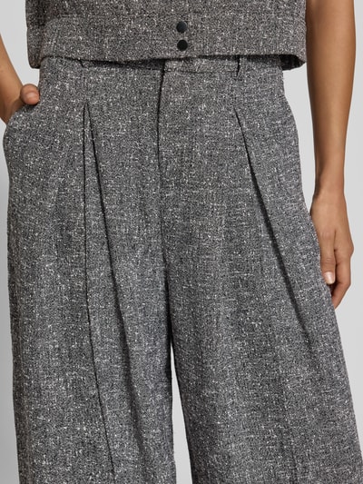Vrouwenmodel draagt Wide Leg Bandplooibroek Model 'JERK' van SUNCOO PARIS in grijs Materiaalmix met viscose, detailopname taille en bovenbenen, Binnenbeenlengte maat S: 75 cm, Bandwijdte maat S: 35 cm