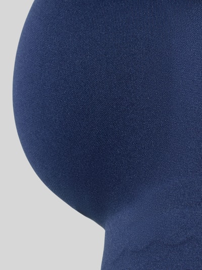 Frauenmodel trägt Cropped Top mit verstellbaren Trägern von SKINY aus elastischem Material-Mix in Dunkelblau, Detailaufnahme