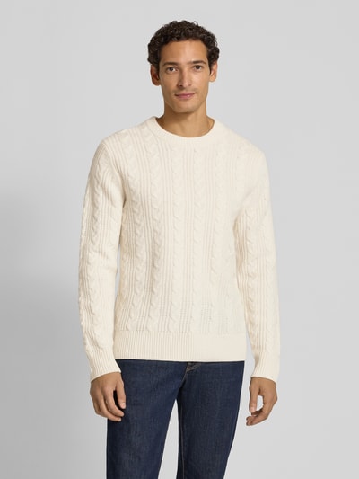 Männermodel trägt Regular Fit Pullover aus reiner Wolle Modell 'Atriton' von Matinique in effen kleuren met kabelpatroon en structuur, ronde hals, tricotlook, lange mouwen met geribde mouwboord, rompzoom geribd, materiaalverwerking: knitwear, materiaal: zuiver wol, gebreide structuur, mat, kabelpatroon als look, Ganzkörperansicht von vorne