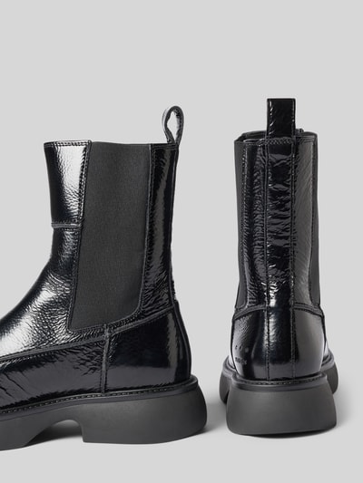 Produktfoto, Boots mit Logo-Detail von Copenhagen, glänzende schwarze Optik, profilierte Sohle, abgerundete Passform, neutraler Hintergrund