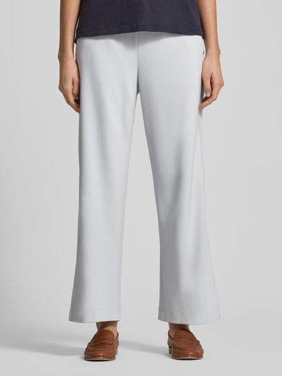 Vrouwenmodel draagt Wide fit comfortbroekdesign Wide Fit Schlupfhose met viscose-aandeel model 'Palina' van Raffaello Rossi, elastische materiaalmix, lichtgrijs, bandwijdte maat 36: 40 cm, binnenbeenlengte 69 cm, stoffen textuur, volledige vooraanzicht.