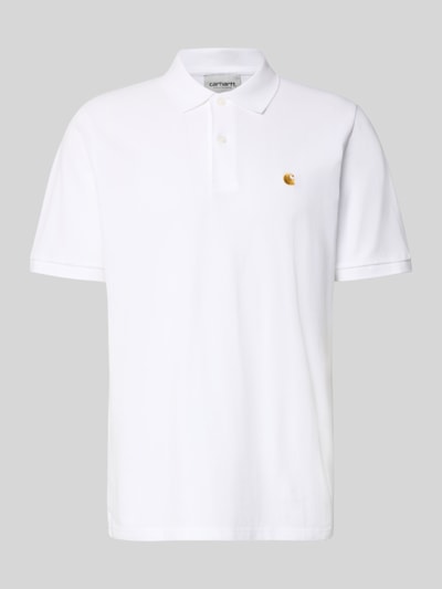 Produktfoto, Regular Fit Poloshirt mit Label-Stitching von Carhartt Work In Progress in Weiß, Baumwolle, kurzer Schnitt, Polokragen, Knopfleiste.