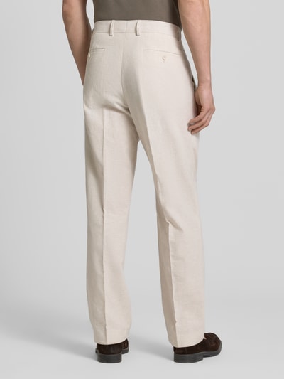 Männermodel trägt Anzughose aus Leinen-Mix mit Bügelfalten von MCNEAL in Beige, Wide-Fit, Gesäßleistentaschen, Ganzkörperansicht Rückansicht.