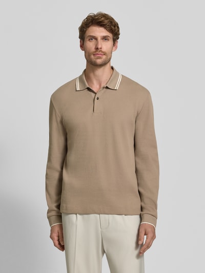 Männermodel trägt Regular Fit Poloshirt aus Baumwoll-Mix Modell 'H-Pittman 10' von BOSS, beige, dezente Struktur, Ganzkörperansicht von vorne, Herren Poloshirt von BOSS.