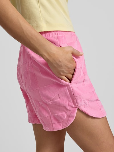 Frauenmodel trägt Bermudas mit elastischem Bund Modell 'NABI' von ICHI in Rosa, Baumwoll-Mix, mit strukturierter Oberfläche, Nahaufnahme Oberschenkel.
