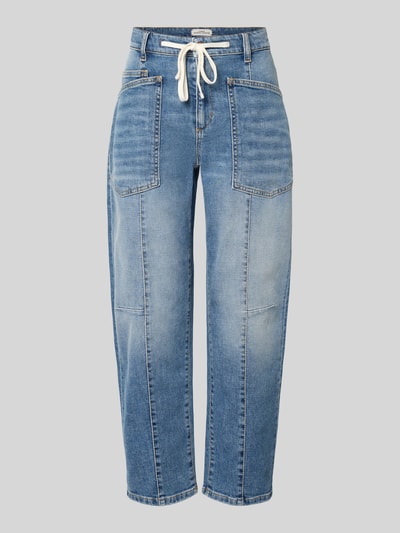 Produktfoto, Straight Fit Jeans mit aufgesetzten Taschen Modell 'Ocean' von Cambio aus elastischem Baumwoll-Mix, mittleres Blau, sichtbarer Tunnelzug-Bund, Knopf- und Reißverschluss, zwei große Taschen vorn, Gesäßtaschen, authentische Jeans-Textur, Bundweite 42 cm, Innenbeinlänge 72 cm bei Größe 36.