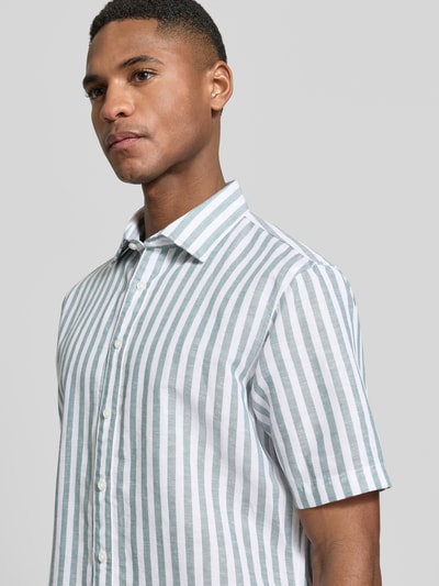 Männermodel trägt Slim Fit Business Hemd aus Leinen-Misch mit Kentkragen von Jake*s, grün-weiß gestreift, kurzärmelig, Nahaufnahme Oberkörper.
