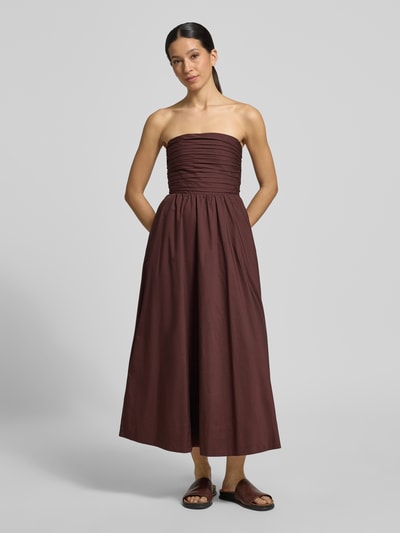 Kobiece modelka nosi sukienka midi z odkrytymi ramionami model 'Matisse Ruched' od Forever New, bawełna, linia a, długość tyłu w rozmiarze 36: 110 cm, szerokość w rozmiarze 36: 40 cm, widok całopostaciowy z przodu.
