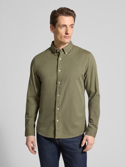 Männermodel trägt Slim Fit Freizeithemd aus reiner Baumwolle von MCNEAL in Olivgrün, Button-Down-Kragen, Ganzkörperansicht von vorne.