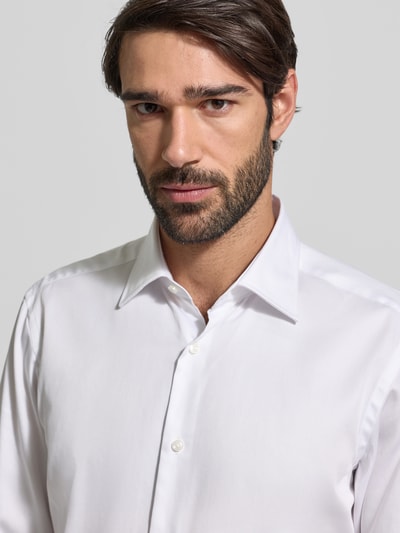 Männermodel trägt Regular Fit Businesshemd aus reiner Baumwolle Modell 'JOE' von BOSS, unifarben, Nahaufnahme Oberkörper.