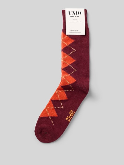 Produktfoto, Socken mit Kaschmir-Anteil im Karo-Design von UNIO HAMBURG, bawełniany miks z domieszką kaszmiru, ściągacze prążkowane, wzór w kratę, kolor bordowy z pomarańczowymi rombami