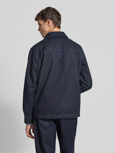 Männermodel trägt Regular Fit Jacke aus reiner Baumwolle von Closed, dunkles Denim, aufgesetzte Taschen, Knopfleiste, Ganzkörperansicht Rückansicht