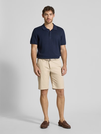 Christian Berg Men Regular Fit Bermudas mit Gürtel Sand 1