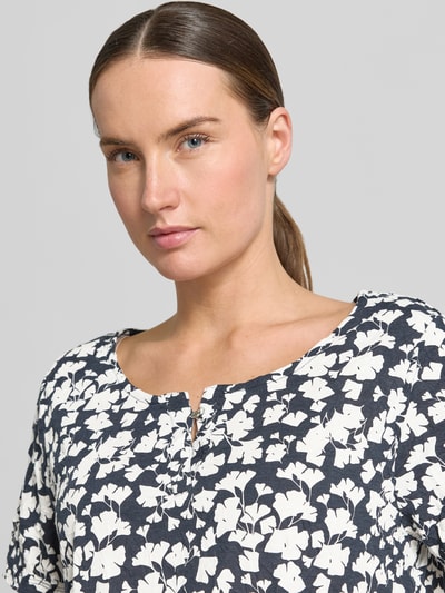 Frauenmodel trägt Regular Fit T-Shirt mit Viskose-Anteil von Tom Tailor, Damen T-Shirt, dunkelblau-weiß gemustert, Nahaufnahme Oberkörper.