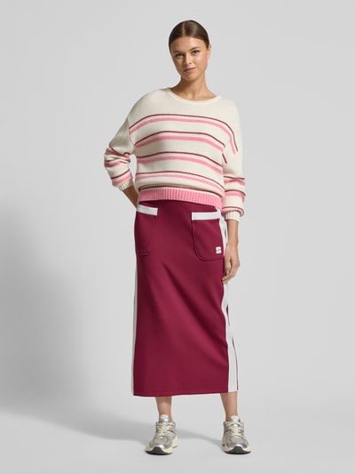 Frauenmodel trägt Straight Fit Midirock mit Logo-Print von Marc Cain, Damen Midirock mit AufgesetzteTaschen, Tunnelzug, Logo-Print, Ganzkörperansicht von vorne