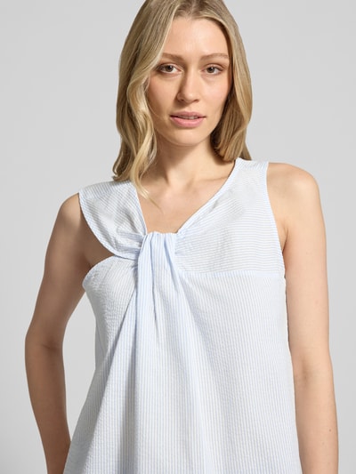 Frauenmodel trägt Regular Fit Blusentop aus reiner Baumwolle Modell 'HANNAH' von Selected Femme, Two Tone Streifen, Seersucker-Textur, Nahaufnahme Oberkörper.