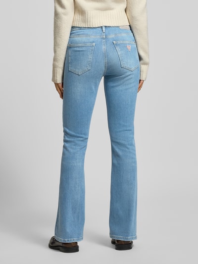 Modelka prezentuje Flared Jeans mit 5-Pocket-Design od Guess, jasnoniebieski, mieszanka bawełny, z dodatkiem streczu, rozkloszowany krój, 5 kieszeni, zapięcie na guzik i zamek błyskawiczny, szerokość w rozmiarze 27/32: 38 cm, długość wewnętrzna nogawki: 80 cm, pełny widok sylwetki od tyłu.