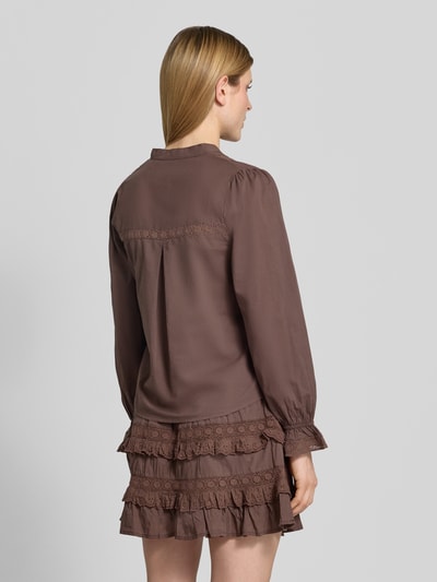 Frauenmodel trägt Bluse mit Häkelspitze Modell 'Tamya' von mbyM aus Reine Baumwolle, Gerader-Schnitt, Rückenlänge 61 cm, Ganzkörperansicht Rückansicht.
