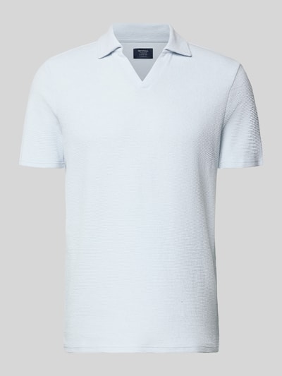 Produktfoto, Regular Fit Poloshirt aus Baumwoll-Mix von MCNEAL, biały kolor, powierzchnia waffle-piqueé, krótki rękaw, kołnierzyk z dekoltem V, krój regular fit, długość tyłu w rozmiarze M 69 cm.