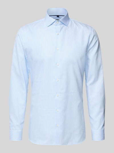 Produktfoto, Super Slim Fit Business-Hemd mit Kentkragen von OLYMP, biznesowa koszula z bawełny, krój super slim fit, kołnierzyk typu kent, listwa guzikowa, długość tyłu w rozmiarze 40: 80 cm, szerokość ramion w rozmiarze 40: 45 cm, długość rękawów w rozmiarze 40: 68 cm, błękitne i białe pionowe paski, gładka tekstura
