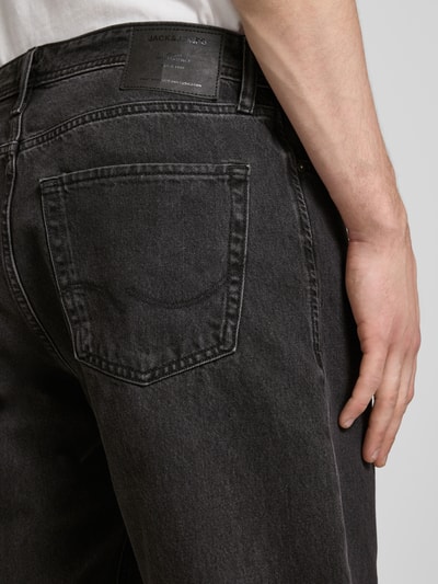 Mannenmodel draagt Baggy Fit korte jeans met steekzakken, puur katoen, model 'ALEX' van Jack & Jones, detailopname rugaanzicht.