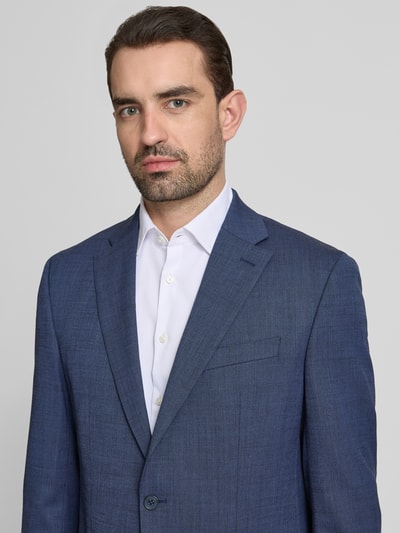 Männermodel trägt Slim Fit 2-Knopf-Sakko mit Pattentaschen Modell 'Grant' von Pierre Cardin aus Schurwoll-Mix mit Stretch-Anteil, Nahaufnahme Oberkörper. Rückenlänge bei Größe 50: 74 cm, Schulterbreite: 46 cm, Ärmellänge: 65 cm, Reverskragen, Farbe Blau.