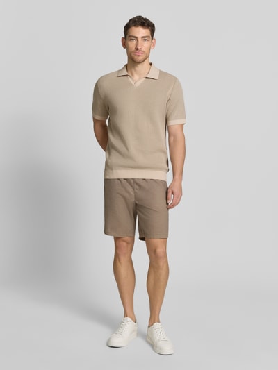 Männermodel trägt Regular Fit Poloshirt in Strick-Optik Modell 'Preston' von Jack & Jones Premium aus Reine Baumwolle, Ganzkörperansicht von vorne.