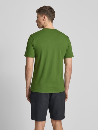 Männermodel trägt Regular Fit T-Shirt mit Logo-Stitching von Scotch & Soda aus Reine Baumwolle in Grün, Rückenlänge 69 cm, Ganzkörperansicht Rückansicht.