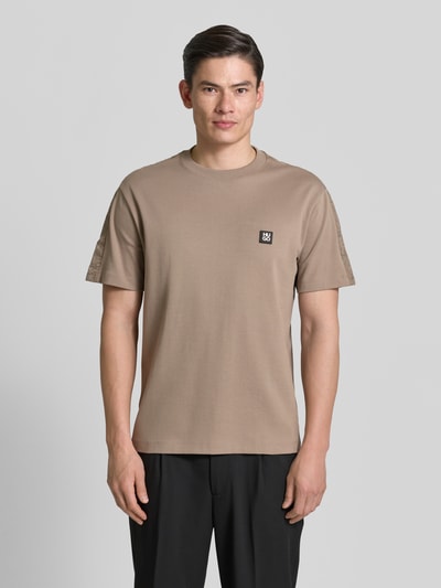 Männermodel trägt Herren T-Shirt von HUGO, Modell 'DROSTEE', Optik: Unifarben, Relaxed-Fit, Label-Patch, Rundhals, Kurzarm, Jersey aus reiner Baumwolle, Ganzkörperansicht von vorne.
