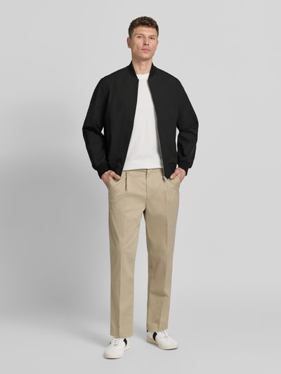 Mannenmodel draagt zwarte Bomberjacke met Stehkragen Modell 'BLAASPEN' van Jack & Jones Premium, materiaal-mix, relaxte fit, detailopname van voren.
