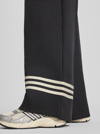 Frauenmodel trägt Wide Leg Sweatpants aus Baumwoll-Mix Modell 'NEUCL' von adidas Originals, Optik: Unifarben, Sweat, Detailaufnahme.