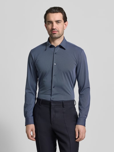 Męski model nosi Slim Fit Freizeithemd aus Baumwoll-Mix Modell 'P-ROAN-K-F-261' od BOSS, drobna struktura, kolor niebieski, Ganzkörperansicht von vorne.