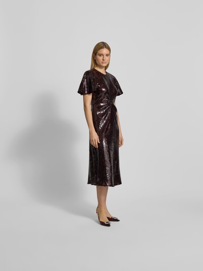 Kobiece modelka nosi Sukienka midi z cekinowym obszyciem na całej powierzchni od ROTATE, elastyczna mieszanka materiałów, taliowany krój, okrągły dekolt, krótki rękaw, zamek błyskawiczny, długość całkowita 122 cm, szerokość w biuście 44 cm, długość rękawa 24 cm, widok całej sylwetki z przodu.