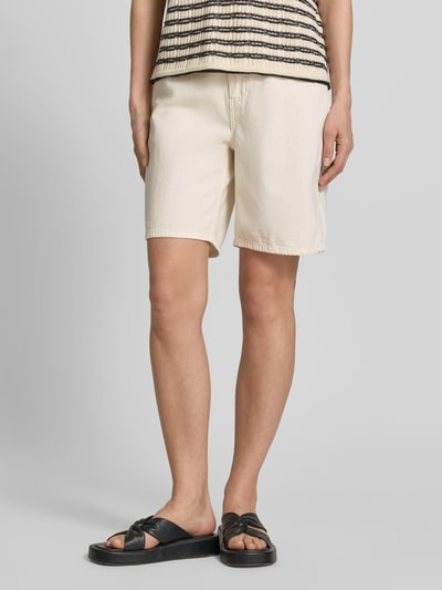 Vrouwenmodel draagt Regular Fit Bermudas uit katoen-lyocell-mix model 'VILLA' van Vero Moda met denimlook, 5-pocketmodel, tunnelkoord, knoop- en ritssluiting, mix van katoen en lyocell, detailopname onderlichaam