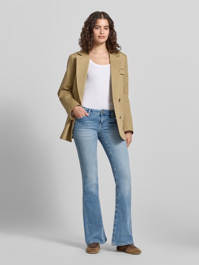 Frauenmodel trägt Flared Jeans im Used-Look Modell 'Poppy' von Gina Tricot aus Baumwoll-Mix mit Stretch-Anteil, 5-Pocket-Design, hellblau, Bundweite 36 cm, Innenbeinlänge 86 cm, Ganzkörperansicht von vorne.