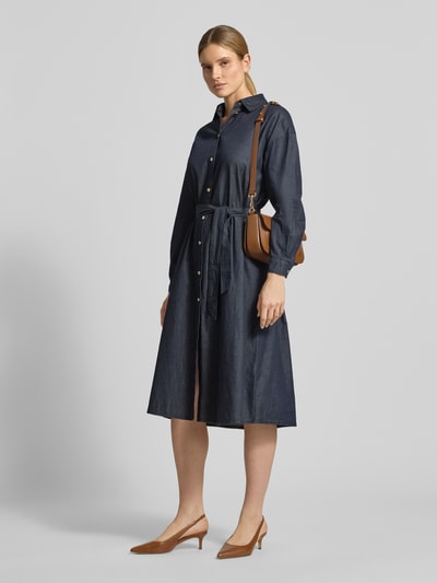 Frauenmodel trägt Hemdblusenkleid in Denim-Optik mit Bindegürtel von ARMANI EXCHANGE, reine Baumwolle, Midilänge, gerader Schnitt, Ganzkörperansicht von vorne.