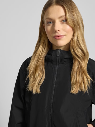 Frauenmodel trägt Regular Fit Blouson mit Kapuze von Tom Tailor Denim, Optik: Unifarben, Reißverschluss, Langarm, Eingrifftaschen, wasserabweisend, wasserdicht, atmungsaktiv, Nahaufnahme Oberkörper.