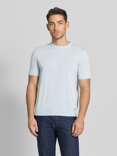 Männermodel trägt Strickshirt mit Rundhalsausschnitt von MARKUP in Hellblau, Regular Fit, feine Struktur, Ganzkörperansicht von vorne.